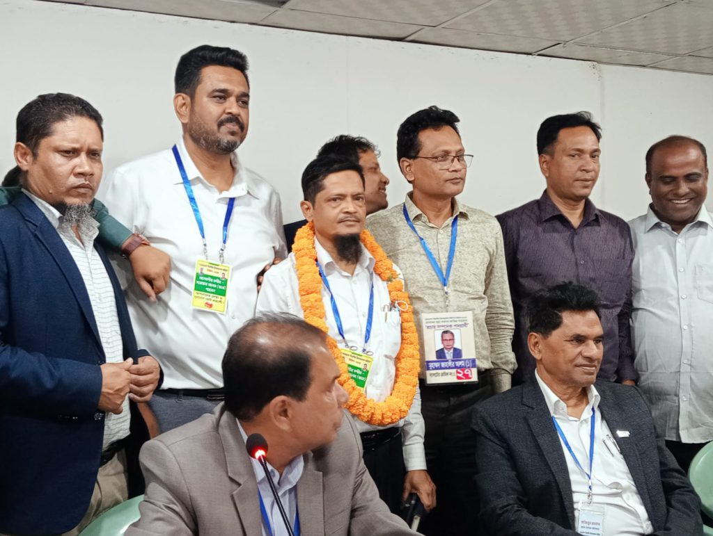 আলমগীর কবীর -সারোয়ার আলম প্যানেলের বিপুল বিজয়