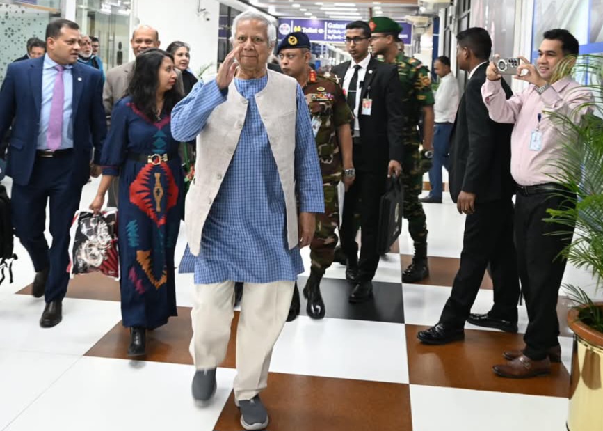 চীন সফর শেষে দেশে পৌঁছেছেন প্রধান উপদেষ্টা