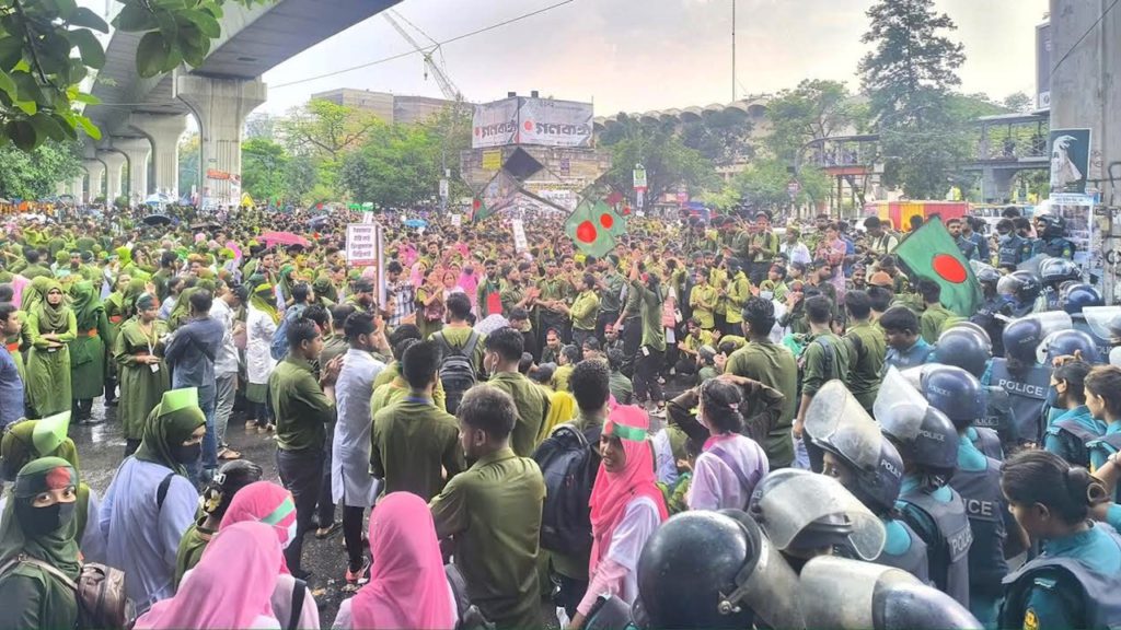 এক দফা দাবিতে শাহবাগ অবরোধ, দুর্ভোগে সাধারণ মানুষ