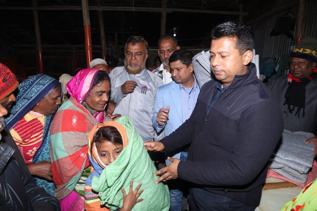 চট্টগ্রাম জেলে পল্লীতে শীতার্ত মানুষের মাঝে মানবিক ডিসির কম্বল বিতরণ