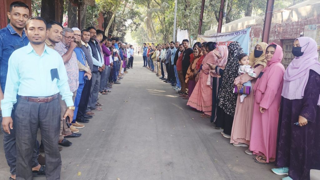 পে-স্কেল’র প্রজ্ঞাপন জারির দাবিতে পাহাড়তলীতে রেলকর্মচারীদের কর্মবিরতি