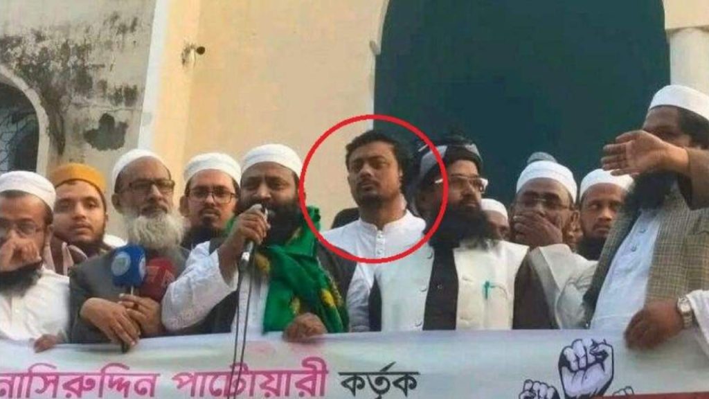 নিজের বিরুদ্ধে ডাকা বিক্ষোভে হাজির খোদ নাসীরুদ্দীন পাটওয়ারী