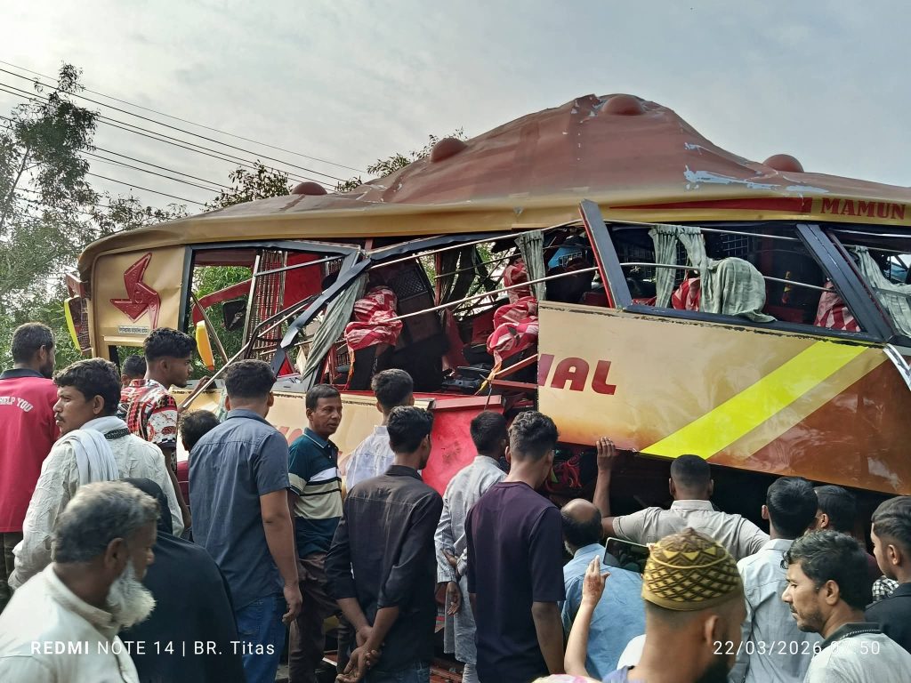 ৫ ঘণ্টা পর সরানো হলো বাস, ট্রেন চলাচল স্বাভাবিক