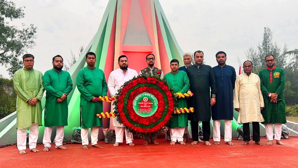 স্মৃতিসৌধে বীর শহীদদের প্রতি শ্রদ্ধা