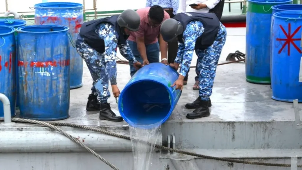 চট্টগ্রামে ৬ কোটি টাকার চিংড়ির রেণু জব্দের পর কর্ণফুলী নদীতে অবমুক্ত