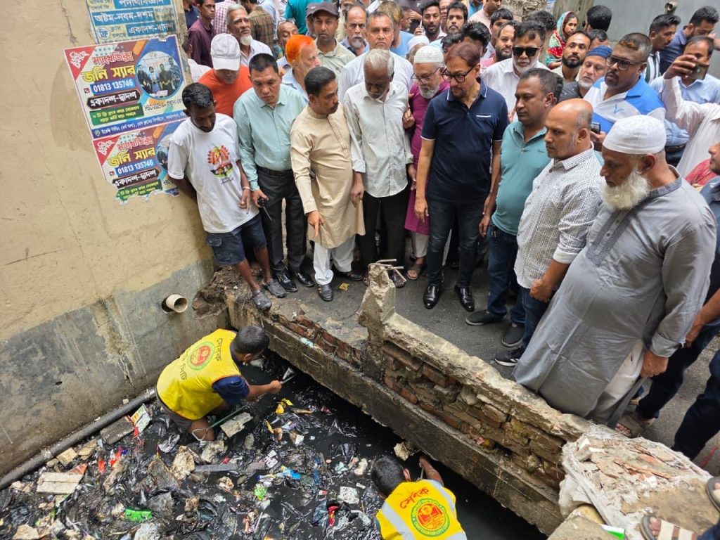 যত্রতত্র ময়লা আবর্জনা ফেললে কঠোর ব্যবস্থা নেওয়া হবে : মেয়র
