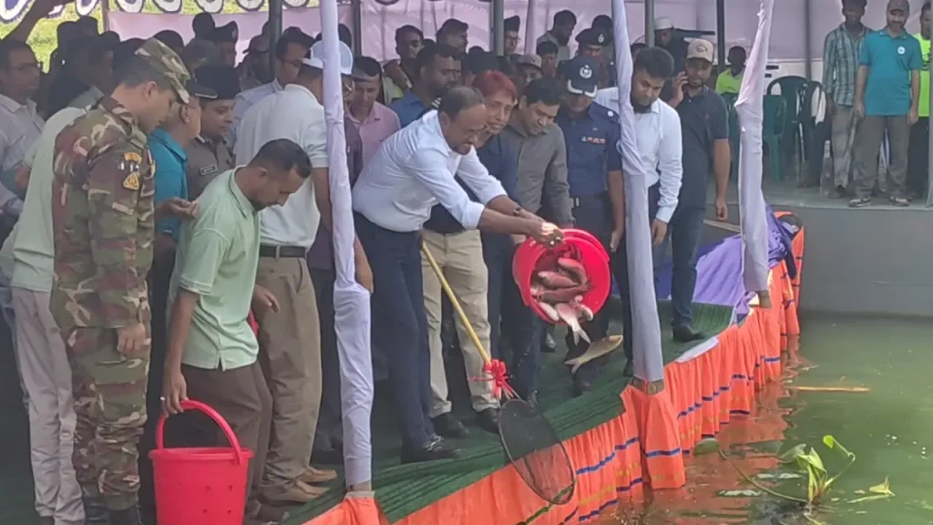 কাপ্তাই হ্রদে ৬০ মেট্রিক টন মাছের পোনা অবমুক্ত