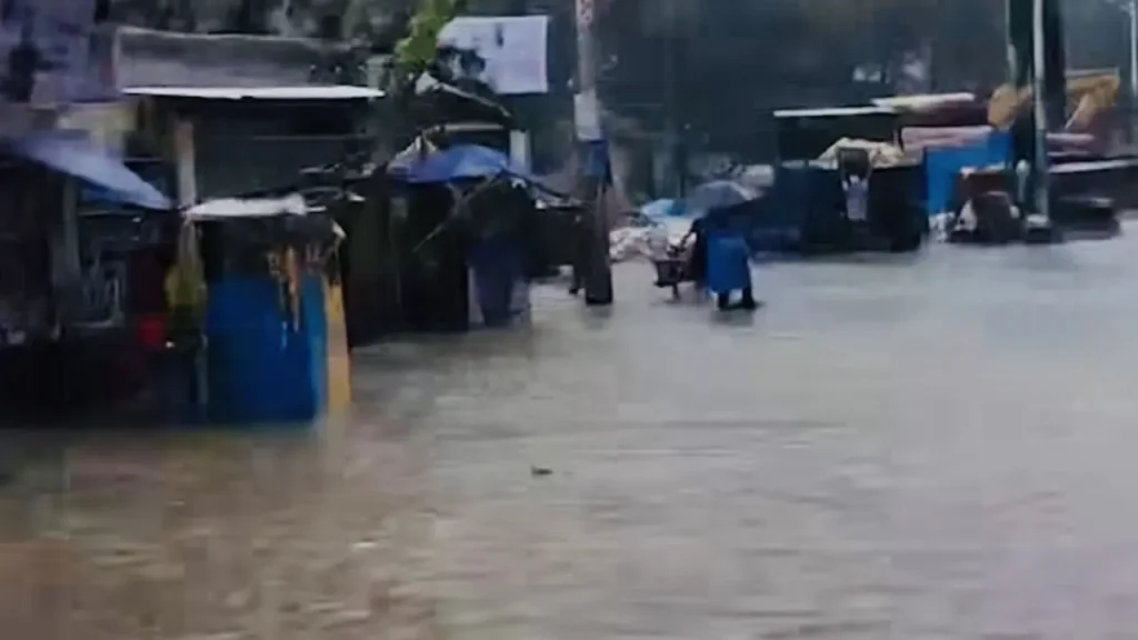 ৩০ মিলিমিটার বৃষ্টিতে চট্টগ্রামের কাতালগঞ্জে জলাবদ্ধতা, দুর্ভোগে নগরবাসী