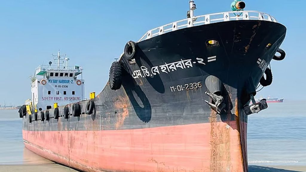 কর্ণফুলীতে ডুবল লাইটার জাহাজ, ১২ নাবিক উদ্ধার
