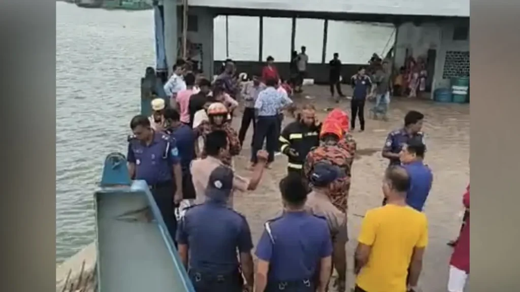 দৌলতদিয়া ঘাটে নিয়ন্ত্রণ হারিয়ে আবারও বাস পড়ল নদীতে