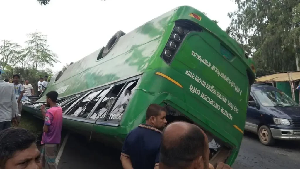 সীতাকুণ্ডে যাত্রীবাহী বাস উল্টে নিহত ১, আহত ৬