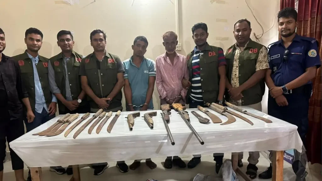 পটিয়ায় দুর্গম পাহাড়ে ডিবির অভিযান, ৪ আগ্নেয়াস্ত্রসহ আটক ২