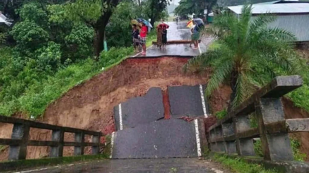ধসে পড়েছে সেতু, বান্দরবান-রাঙ্গামাটি সড়ক যোগাযোগ বিচ্ছিন্ন