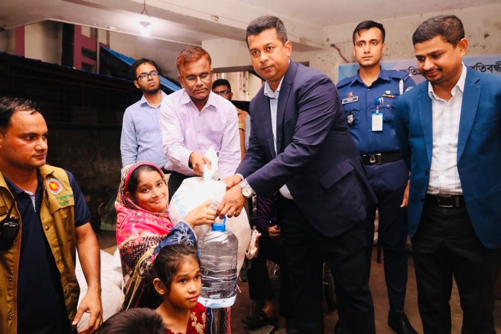 বন্যাদুর্গত প্রতিবন্ধীদের আবেদনের ২৪ ঘণ্টার মধ্যেই ত্রাণ নিয়ে হাজির মানবিক ডিসি