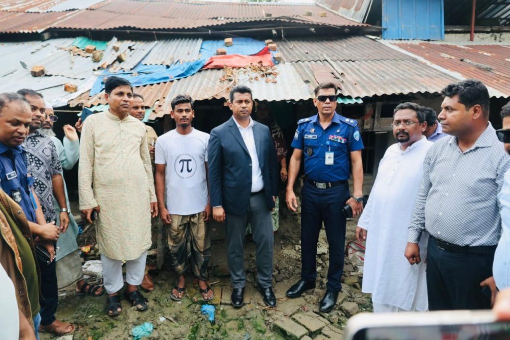 বাঁশখালীতে বন্যাদুর্গতদের টেকসই পুনর্বাসনে বাড়ি বাড়ি জেলা প্রশাসক: দ্রুত নতুন ঘর নির্মাণের আশ্বাস