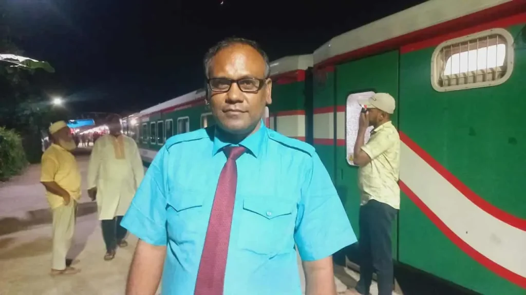 ট্রেনে ফেলে যাওয়া স্বর্ণ-টাকা ফিরিয়ে দিলেন স্টুয়ার্ড গার্ড
