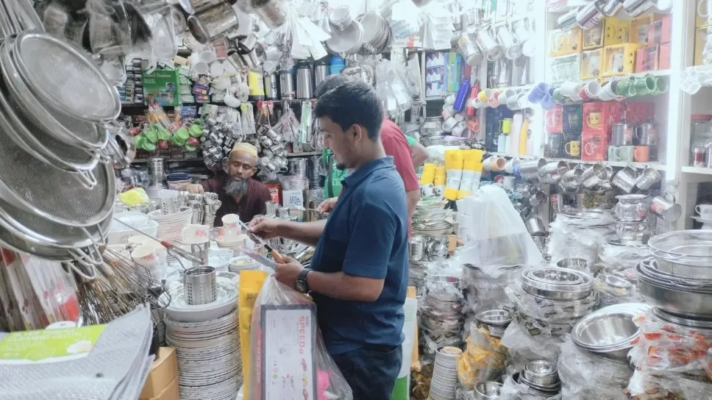 চট্টগ্রামের ‘গুয়াংজু বাজার’ রেয়াজুদ্দিন : চীনা পণ্যের বৃহৎ পাইকারি হাব