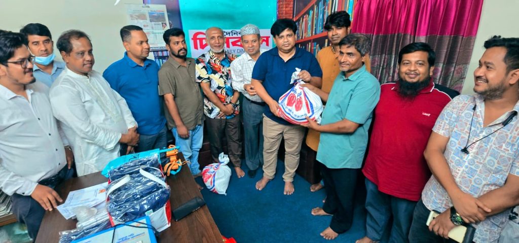 পিআরইউ উদ্যোগে সংবাদপত্রের হকারদের মাঝে উপহার সামগ্রী প্রদান