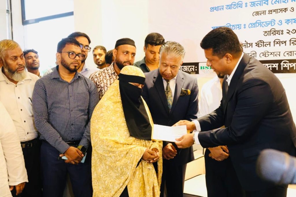 শিপইয়ার্ডে ‘শূন্য প্রাণহানি’ নিশ্চিতের তাগিদ চট্টগ্রাম ডিসির