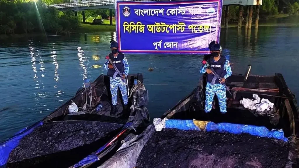 পতেঙ্গায় ২ টন চোরাচালানের কয়লাসহ ২টি কাঠের বোট জব্দ