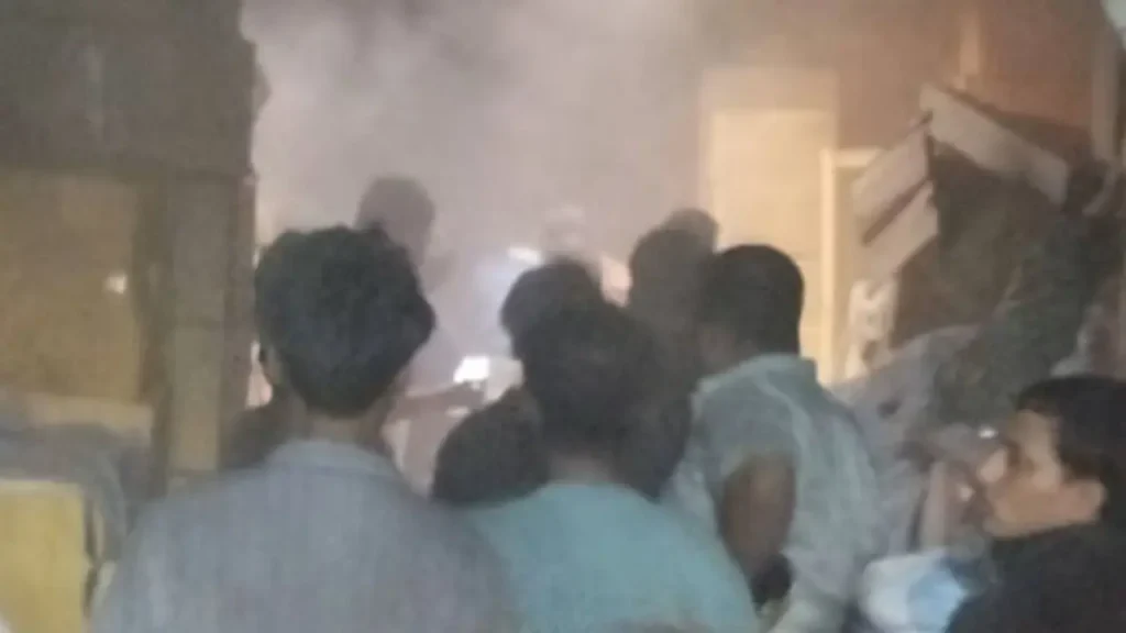 গোলাম রসুল মার্কেটে আগুন, নিয়ন্ত্রণে ফায়ার সার্ভিসের দুই ইউনিট