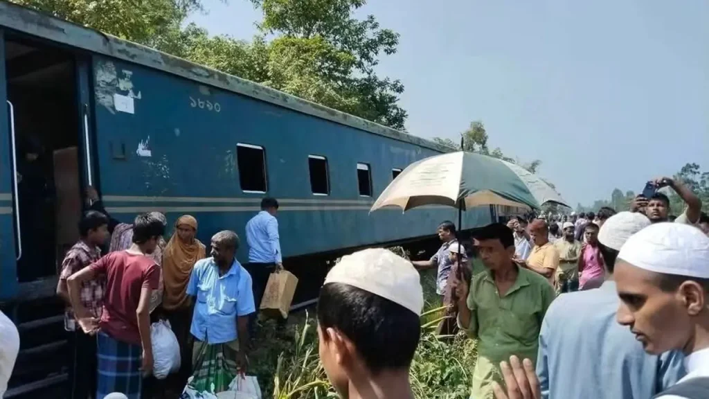 কুমিল্লায় কর্ণফুলী কমিউটার ট্রেনের ৩ বগি লাইনচ্যুত